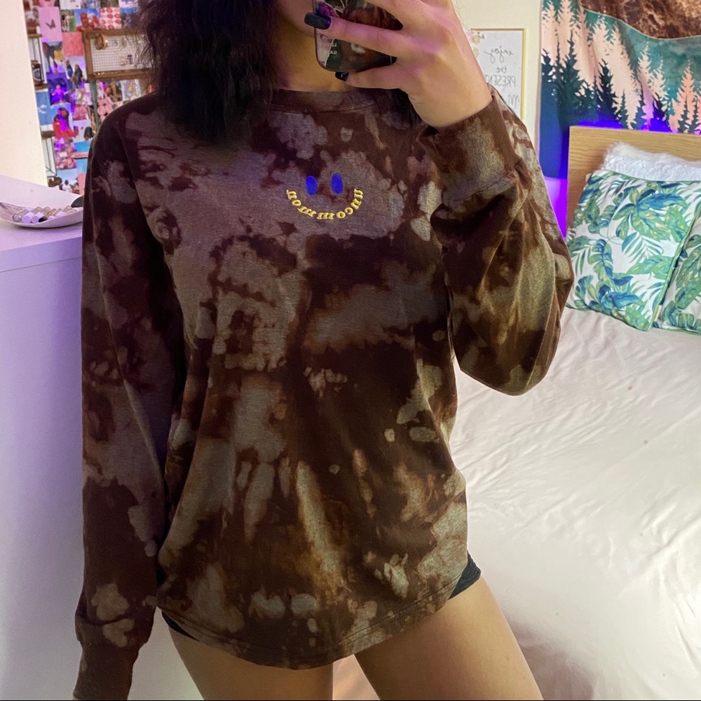 Tie dye long sleeve graphic shirt
